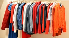 Des vêtements présentés dans une boutique d'habillement (photo d'illustration).