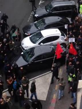 Paris: manifestation de Kurdes à l'ambassade de Turquie - Témoins BFMTV