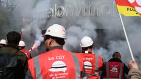 Des salariés participent à un rassemblement devant le siège d'ArcelorMittal pour faire pression sur la direction française du sidérurgiste, qui prévoit de supprimer plus de 600 emplois à Saint-Denis près de Paris, le 13 mai 2025.
