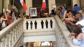 Des manifestants opposés au pass sanitaire s'introduisent dans la mairie de Chambéry et décrochent le portrait d'Emmanuel Macron
