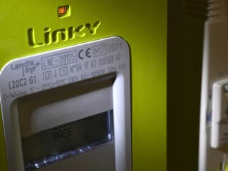 Le compteur Linky, dont Enedis pilote l'installation pour relever à distance et en direct la consommation, fait l'objet de controverses récurrentes depuis son déploiement en 2015