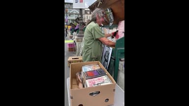 A Melun, un bouquiniste prié de remballer pour le passage de la flamme olympique