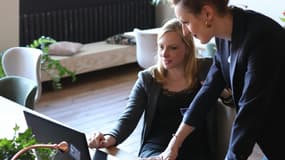Une salariée et sa manager dans les bureaux d'une entreprise (photo d'illustration).
