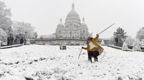 La neige autour du Sacré Coeur permet aux Parisiens de goûter aux joies du ski.