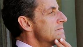 Nicolas Sarkozy va tenter lundi de calmer la tempête de l'affaire Woerth-Bettencourt lors d'une intervention télévisée et de ramener le débat politique sur ses réformes, dont celle cruciale à ses yeux des retraites. /Photo prise le 7 juillet 2010/REUTERS/