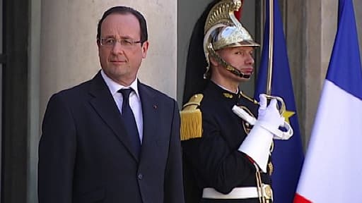Le président de la République François Hollande devant le palais de l'Elysée.