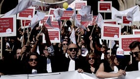Le Conseil national des barreaux (CNB) avait appelé à un rassemblement des avocats à Paris, où exerce près de la moitié des 70.000 "robes noires" de France. 