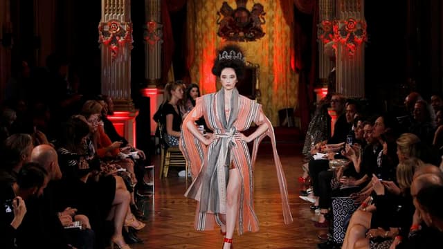 Vivienne Westwood reste fidèle à ses inspirations multiples : le tribal, le grand siècle, l'Afrique ou l'Asie. Au cinquième jour des collections de prêt-à-porter printemps-été 2013, la griffe présentait sa collection dans les salons dorés de l'ambassade d