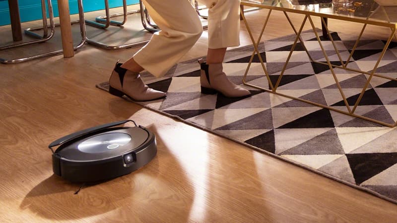 Le Roomba Combo j7 soulève son bras pour ne pas humidifier les tapis