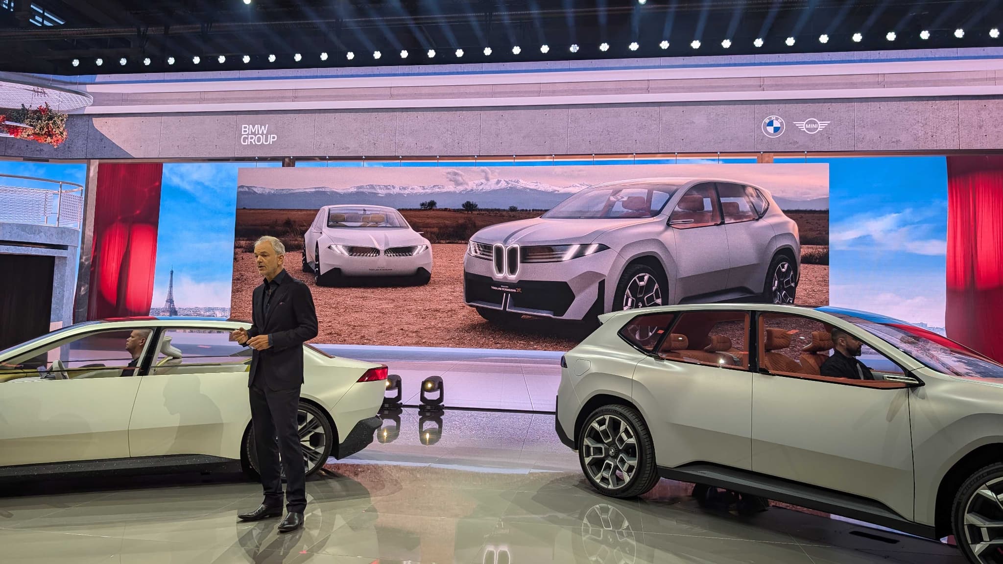 Les deux concepts Neue Klasse de BMW, au Mondial de l'Auto 2024.