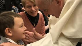 Le petit Flavian, 9 ans, avec le pape François en décembre 2016.