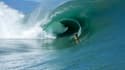 Justine Dupont sur une grosse vague à Teahupoo beach en août 2021