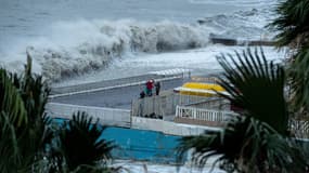 Des vagues s'abattent sur un front de mer dans la station balnéaire de Sochi, sur la mer Noire, lors d'une tempête, le 27 novembre 2023.