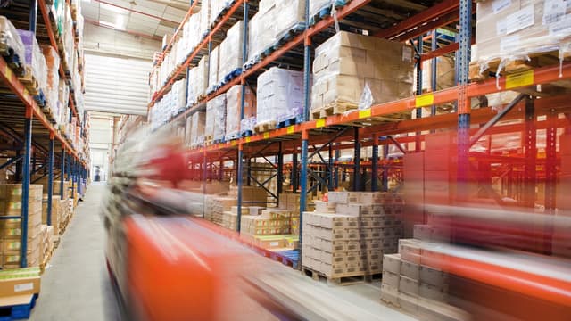 Les nombreuses références de produits, la multitude de clients, le grand nombre de points de livraison (en magasin ou à domicile) représentent une masse de données énorme pour les acteurs de la logistique. 