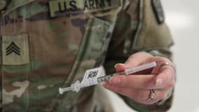 Un vaccin Pfizer dans la main d'une sergente de l'armée de terre américaine 
