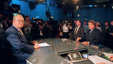 Le leader du Front National Jean-Marie Le Pen et le député des Bouches du Rhône Bernard Tapie s'installent, en 1994, sur un plateau de France Télévision à Paris, avant de participer à un débat politique.