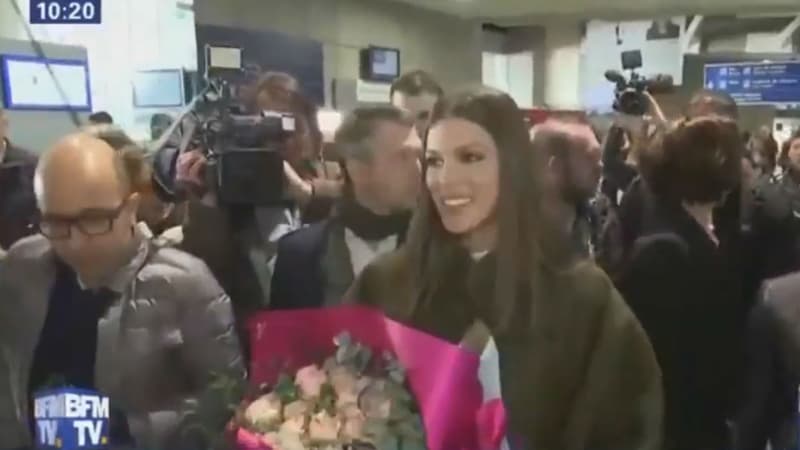 Iris Mittenaere lors de son arrivée à l'aéroport Roissy-Charles de Gaulle à Paris, le 16 mars 2017.