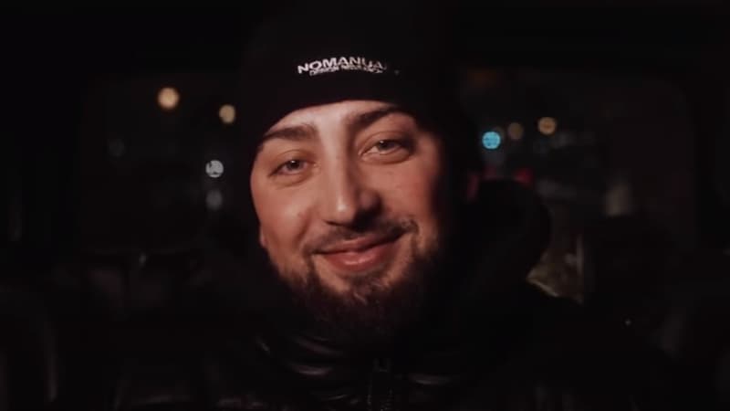 L'artiste Vacra dans le clip de son morceau "XOXO", sorti le 14 décembre 2023.