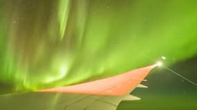 Le très beau spectacle des aurores australes depuis un avion