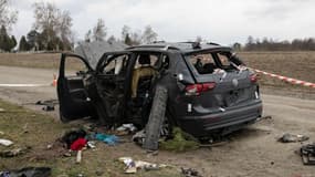 Une voiture de civils attaquée par des Russes près de Kiev, mi-mars.