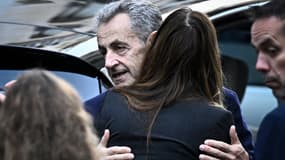 Nicolas Sarkozy et sa compagne Carla Bruni, quittant son domicile dans le 16e arrondissement de Paris avant de se rendre à la prison de la Santé le mardi 21 octobre.