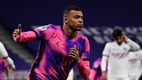 La joie de l'attaquant du Paris Saint-Germain, Kylian Mbappé, après son doublé face à Lyon, lors de leur match de L1, le 21 mars 2021 au Groupama Stadium à Décines-Charpieu