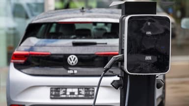 Un boîtier de recharge pour voitures électriques est photographié chez un concessionnaire automobile Moller Bil Volkswagen à proximité d'Oslo, la capitale norvégienne, le 25 septembre 2024. 