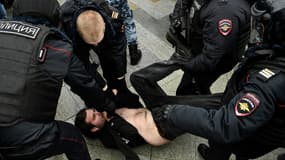 La police arrête un manifestant lors du rassemblement de soutien à Moscou à l'opposant Alexei Navalny le 23 janvier 2021