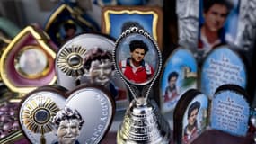 Des objets portant le visage de Carlo Acutis, un adolescent mort en 2006 canonisé le 7 septembre 2025 (photo d'illustration)