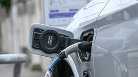 Voiture électrique en chargement à Lille, le 27 septembre 2022