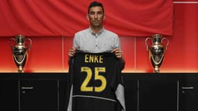 Joao Tomas remet un maillot de Robert Enke au musée de Benfica
