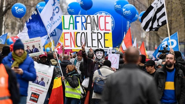 Des manifestants dans le cortège parisien contre la réforme des retraites le 28 mars 2023.
