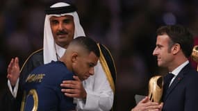 L'Emir du Qatar, Tamim ben Hamad Al Thani, avec Kylian Mbappé après la finale de la Coupe du monde 2022