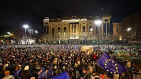 Des personnes se rassemblent pour protester devant le parlement géorgien dans le centre de Tbilissi le 28 novembre 2024.