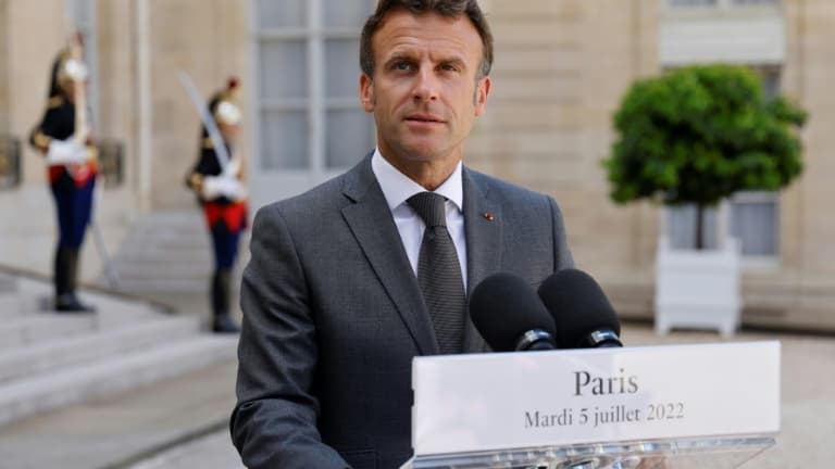 Le président français Emmanuel Macron dans la cour du palais de l'Elysée à Paris, le 5 juillet 2022