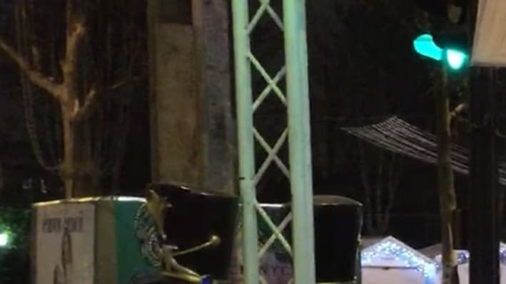 Des plots en béton ont été installés sur le marché de noël des Champs-Elysées. Des plots en béton ont été installés sur le marché de noël des Champs-Elysées.