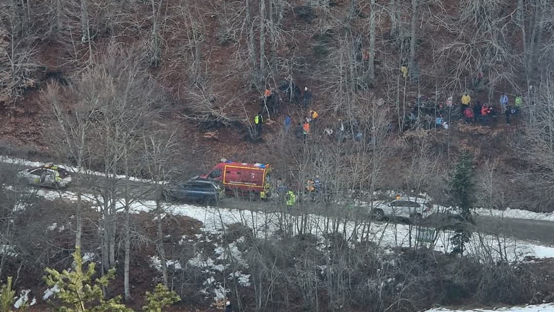 Les pompiers interviennent pour secourir des spectateurs durant le Rallye Monte-Carlo le 24 janvier 2025.