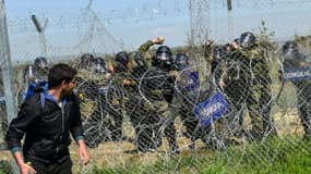 Des policiers madéconiens lancent des pierres sur les migrants le 10 avril 2016 à Idomeni