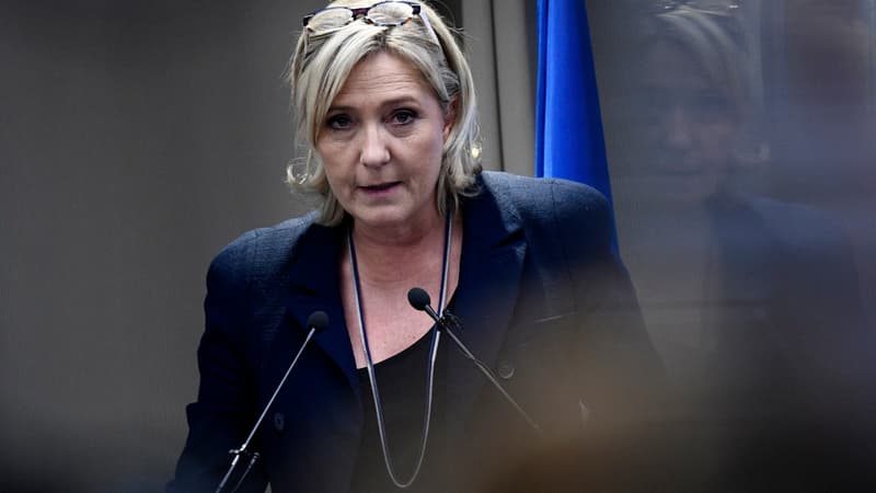 Marine Le Pen souhaite l'abandon de l'euro. 