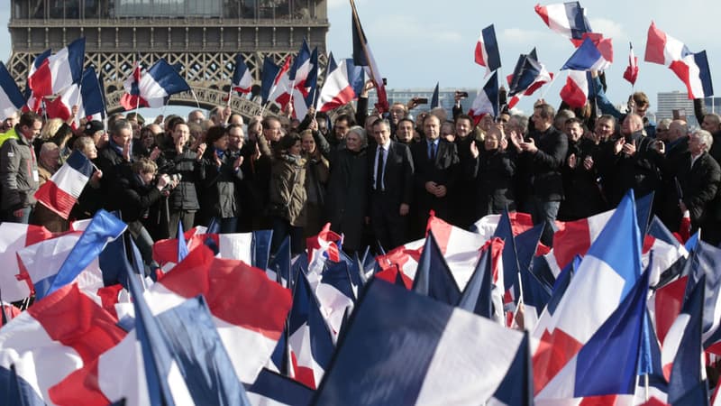 Les partisans de François Fillon agitent des drapeaux français lors du meeting du candidat place du Trocadéro à Paris, le 5 mars 2017