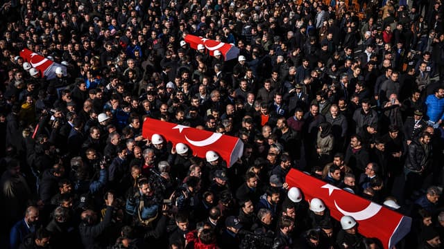 Des cercueils transportant les dépouilles de victimes de l'attentat d'Istanbul sont portés par la foule, le 11 décembre.
