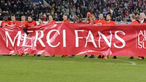 Les Suisses remercient leur public après leur qualification pour l'Euro