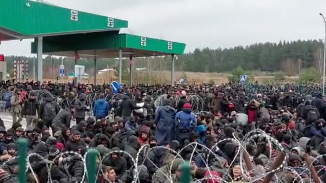 Plusieurs Centaines De Migrants Deplaces A Un Poste Frontalier Entre La Pologne Et La Bielorussie