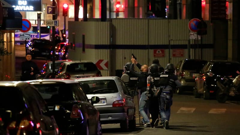 Des policiers près du site de la fusillade, ce jeudi.