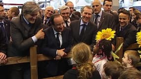 François Hollande parle à des enfants, au Salon de l'Agriculture, samedi 23 février.