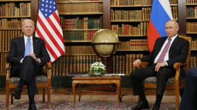 Les présidents américain Joe Biden (D) et russe Vladimir Poutine (G) lors d'un sommet le 16 juin 2021 à Genève