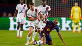 Fabian Ruiz au duel avec Lamine Yamal lors de Barça-PSG (1-2, Ligue des champions), le 1er octobre 2025