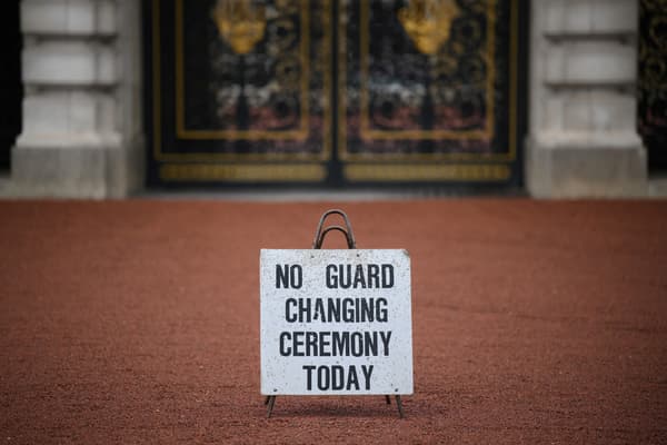 znak wskazujący "Bez zmian w dzisiejszej ceremonii warty" Na wystawie na Buckingham Palace Square w centrum Londynu 8 września 2022 r. 