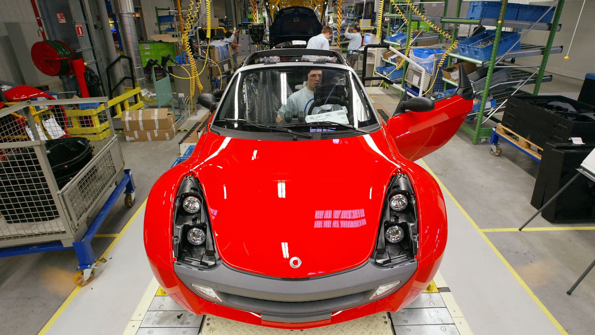 Des employés travaillent à l'assemblage du nouveau modèle Roadster du constructeur automobile Smart, marque du groupe germano-américain Daimler Chrysler, le 14 janvier 2003. Les premiers exemplaires du "Roadster" sortent actuellement d'usine : plus long et ramassé, ce modèle "sport" met fin au monoproduit chez Smart. Des employés travaillent à l'assemblage du nouveau modèle Roadster du constructeur automobile Smart, marque du groupe germano-américain Daimler Chrysler, le 14 janvier 2003. Les premiers exemplaires du "Roadster" sortent actuellement d'usine : plus long et ramassé, ce modèle "sport" met fin au monoproduit chez Smart.