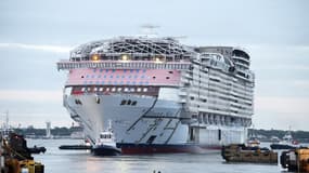 Ce paquebot de croisière à la capacité d’embarquer plus de 6800 passagers à bord.